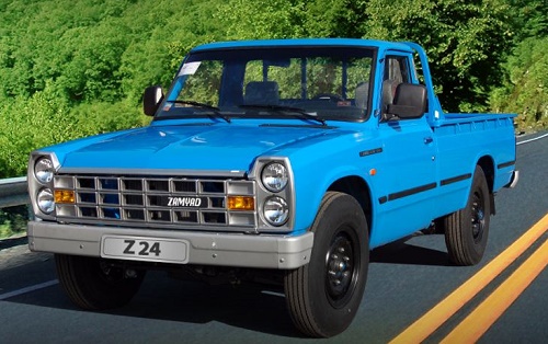 تصویر یک نیسان آبی رنگ از جلو